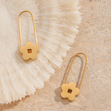 Load image into Gallery viewer, Gold flower earrings
