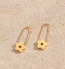 Load image into Gallery viewer, Gold flower earrings
